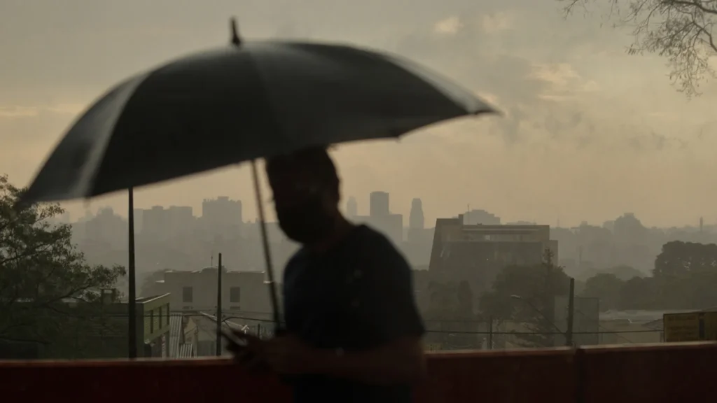 Imagem de destaque para matéria alerta-de-tempestades-severas-coloca-curitiba-e-rmc-sob-risco-ate-quarta-feira