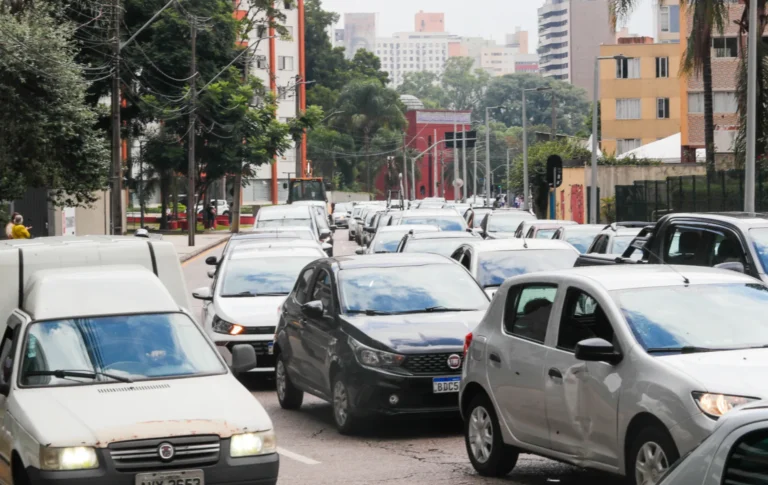 Imagem de destaque para matéria atencao-em-curitiba-erosao-e-obras-bloqueiam-vias-nesta-quarta-30