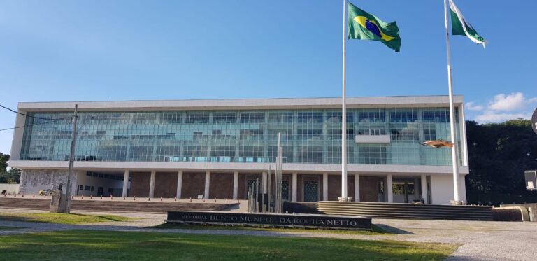 Fachada do Palácio Iguaçu, sede do governo do Paraná, contexto da disputa eleitoral de 2026.