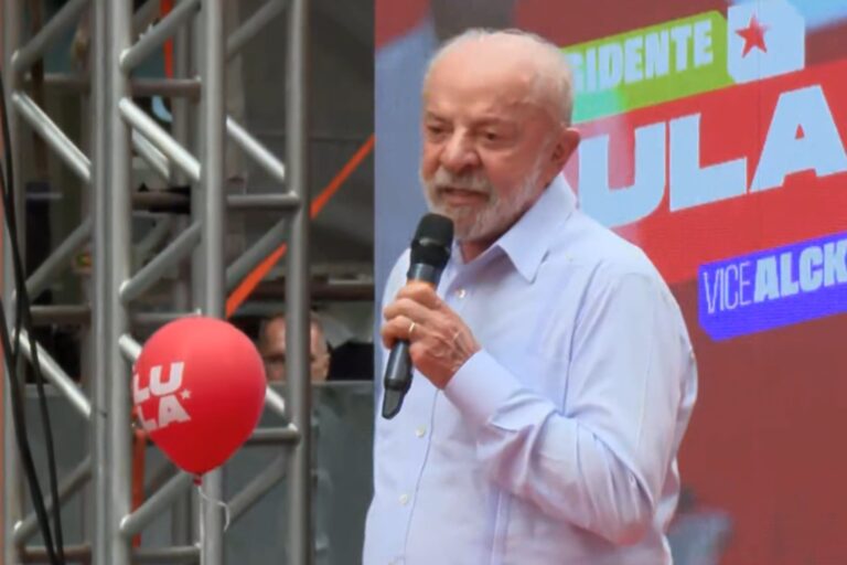 Apoiadores acompanham ato de campanha do presidente Lula no Centro de Curitiba.