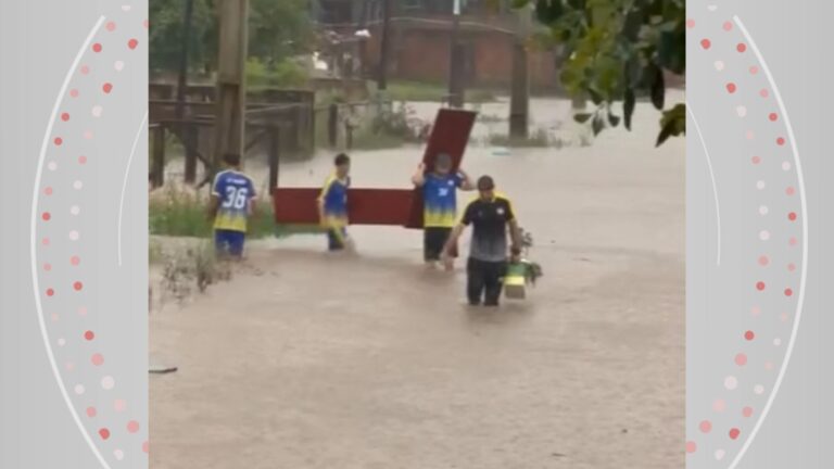 Ponto de alagamento durante a enchente que atinge União da Vitória, no Paraná.