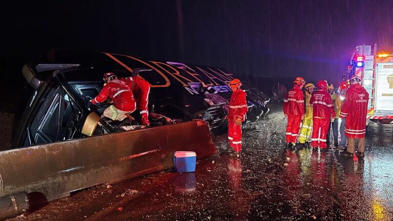 Ônibus tombado às margens da BR-376, em Ponta Grossa, após acidente.