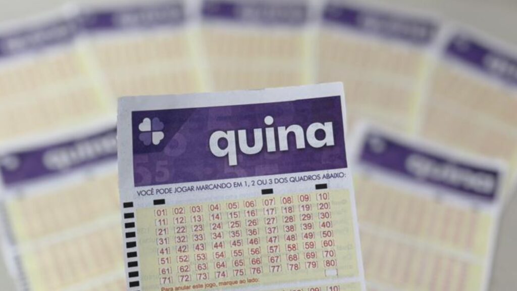 Volante de aposta da Quina, loteria administrada pela Caixa Econômica Federal.