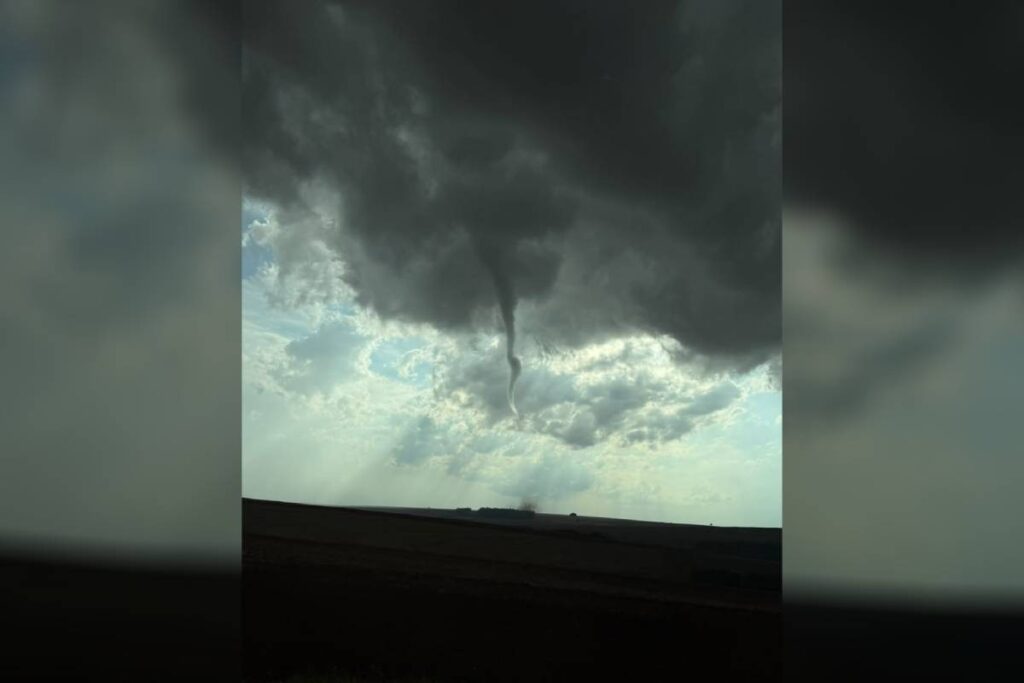Imagem de capa sobre o tornado registrado em Goioerê, no Paraná.
