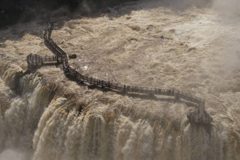 Vista das Cataratas do Iguaçu com grande volume de água.