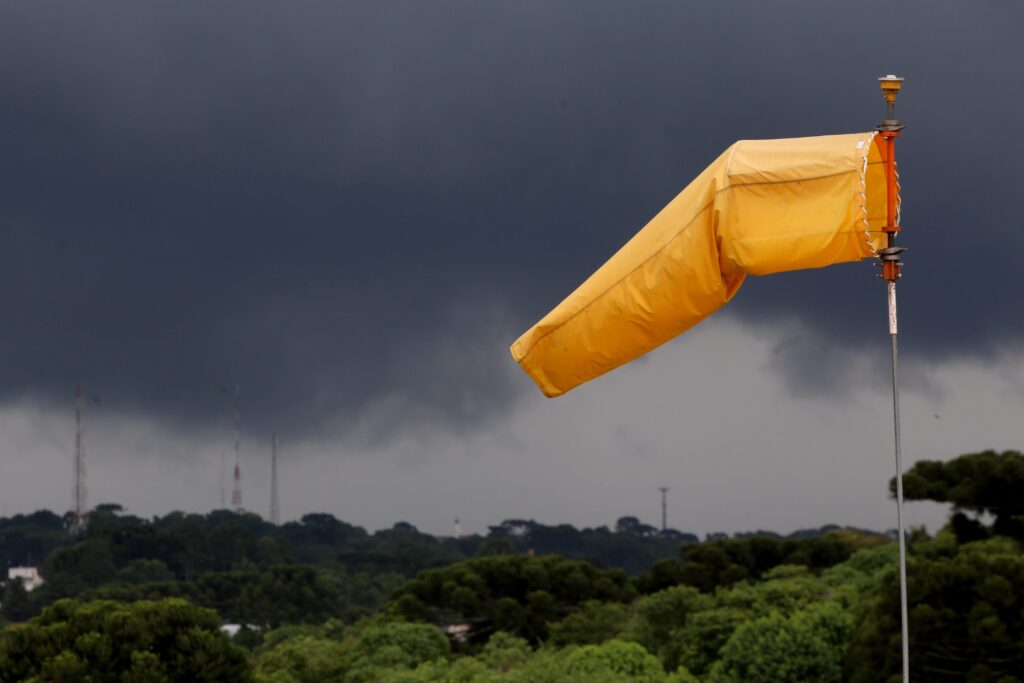 Imagem de capa sobre a previsão de temporais no Paraná.