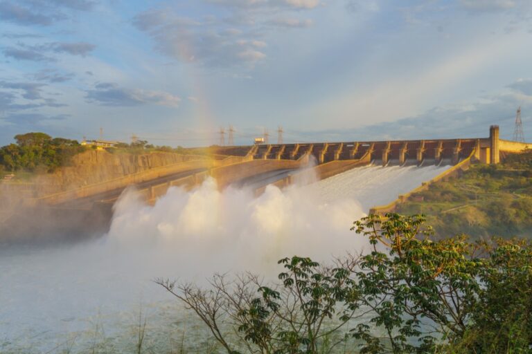Vertedouro da Usina de Itaipu liberando grande volume de água durante operação de controle do reservatório.