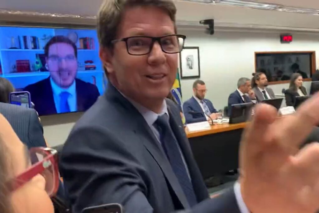 Imagem de capa sobre a decisão do ministro Flávio Dino que retirou o sigilo da investigação envolvendo o filme Dark Horse.
