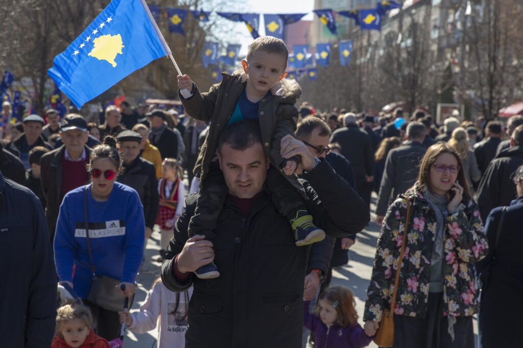 Parlamento de Kosovo reelege Albin Kurti como primeiro-ministro em meio a crise política no país.