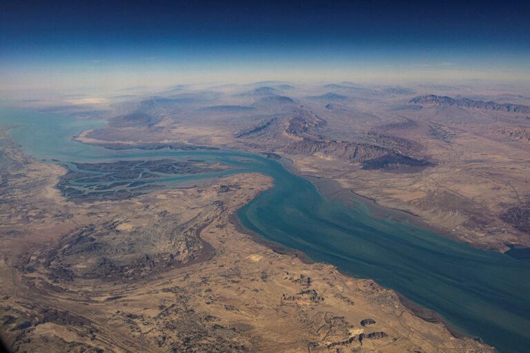 Imagem de capa sobre o ataque a embarcação iraniana no Estreito de Ormuz.