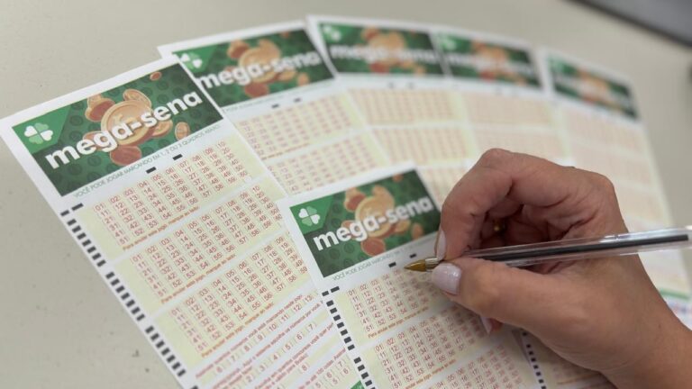 Volante da Mega-Sena preenchido, símbolo do sorteio que premiou dez apostas paranaenses.