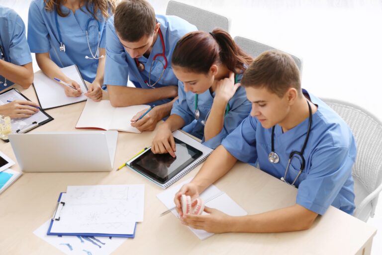 Candidatos disputam vaga em exame de residência médica no Brasil.