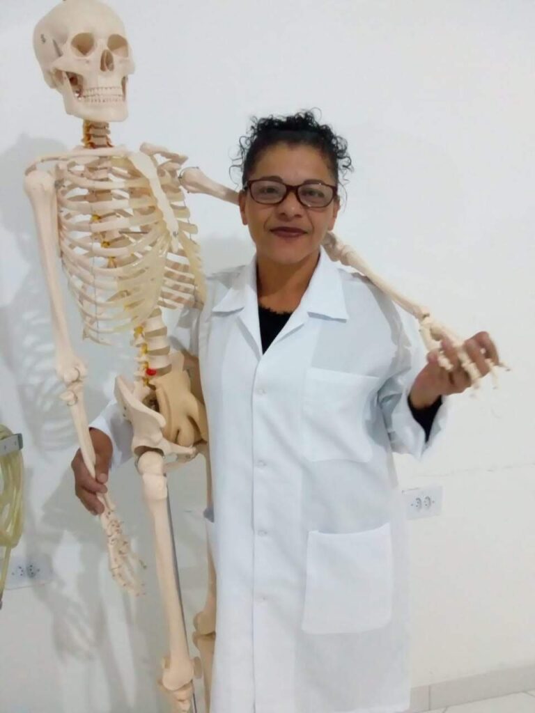 Imagem de capa sobre a aluna do EJA que tirou nota 9 em geografia.