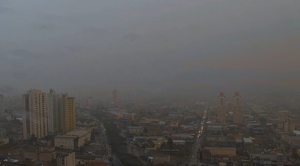 Nuvens carregadas sobre o Paraná durante período de alertas de tempestade emitidos pelo Inmet.