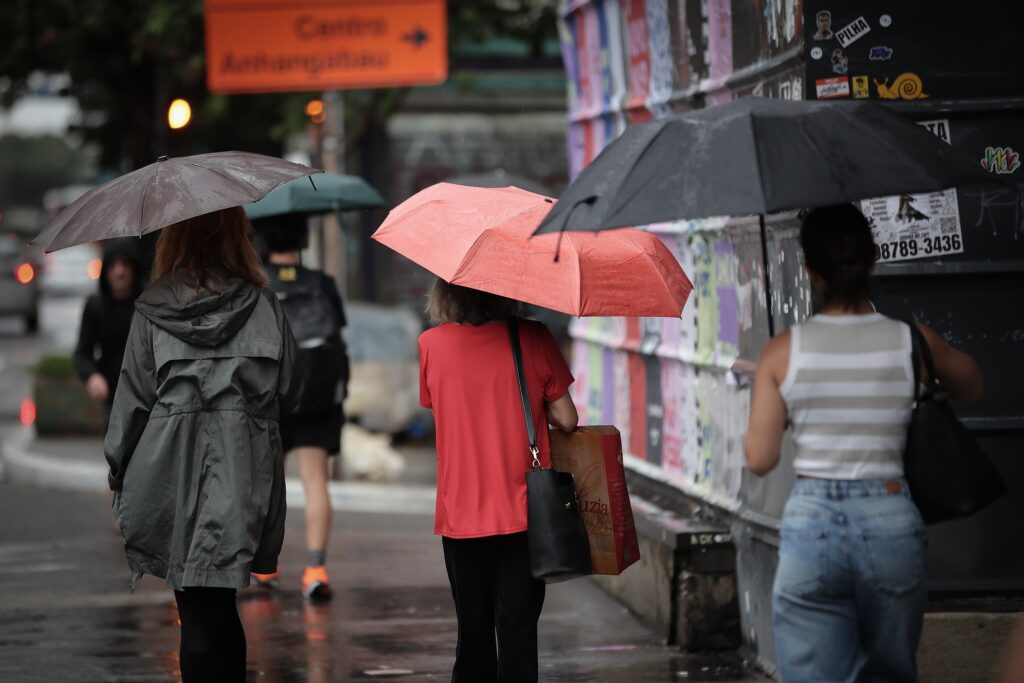 Imagem de capa sobre a previsão de chuva e temporais para o Centro-Sul do país.