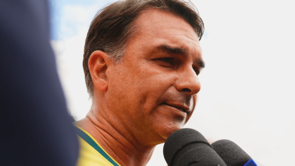 Imagem de destaque para matéria celular-de-vorcaro-expoe-mensagens-de-flavio-dias-antes-de-prisao-pela-pf