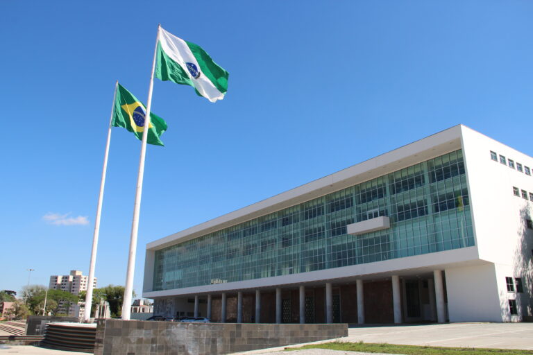 Imagem de destaque para matéria corrida-ao-palacio-iguacu-sandro-alex-faz-carreatas-no-norte-do-parana
