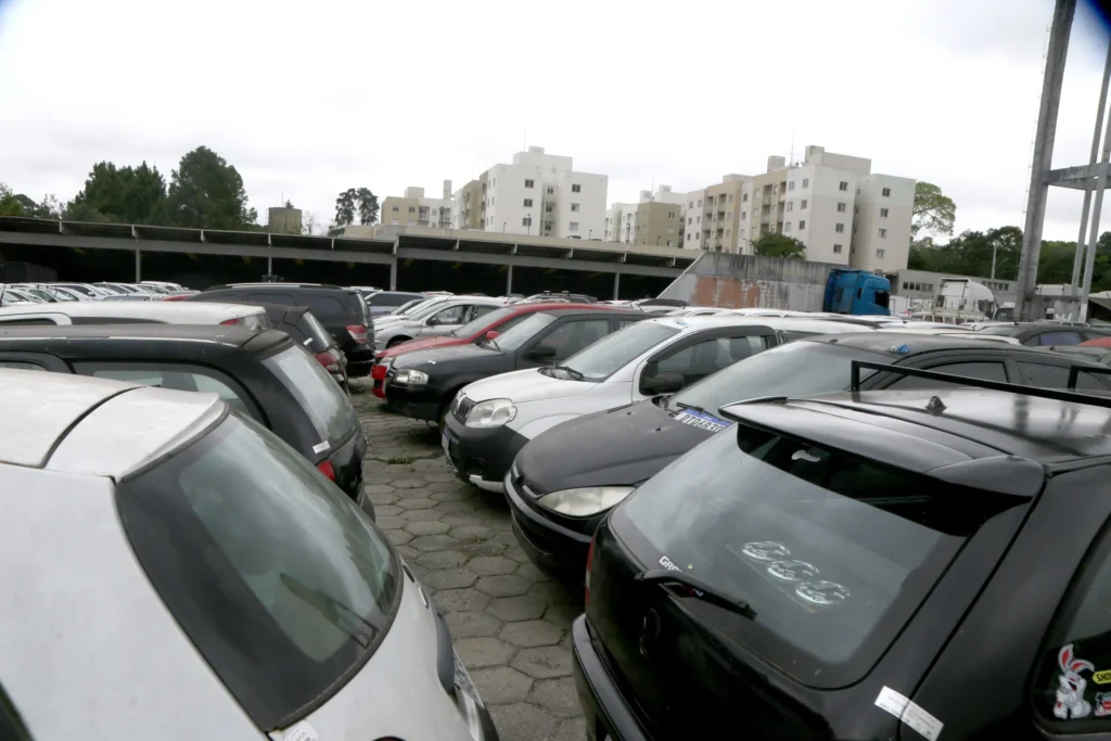Imagem de destaque para matéria curitiba-abre-leilao-online-com-30-veiculos-apreendidos-no-transito