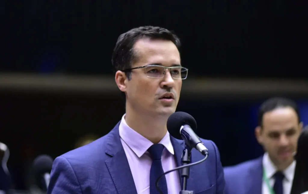 Imagem de destaque para matéria deltan-no-senado-tse-freia-campanha-no-parana-mas-nome-segue-na-urna