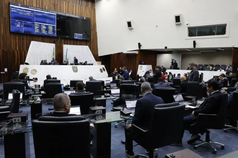 Imagem de destaque para matéria disputa-pelas-54-cadeiras-da-alep-redesenha-o-poder-no-parana