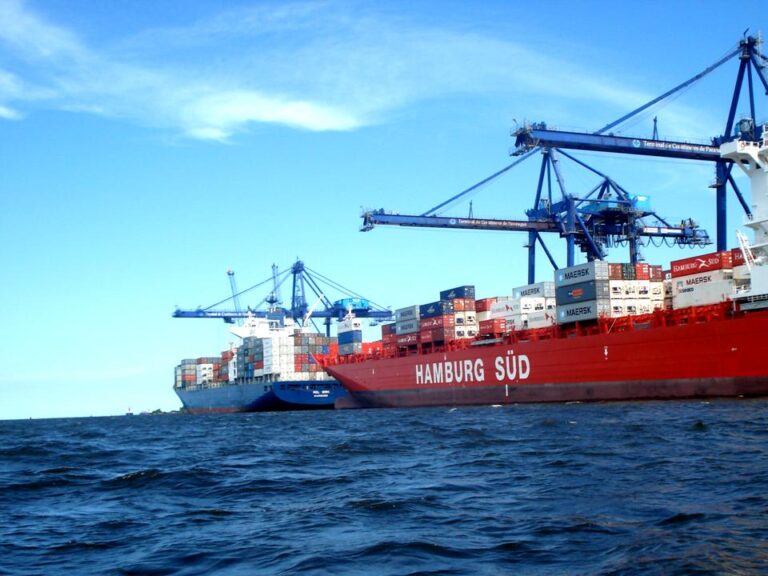 Imagem de destaque para matéria dolar-em-queda-e-bolsa-em-alta-impacto-no-agro-e-no-porto-de-paranagua