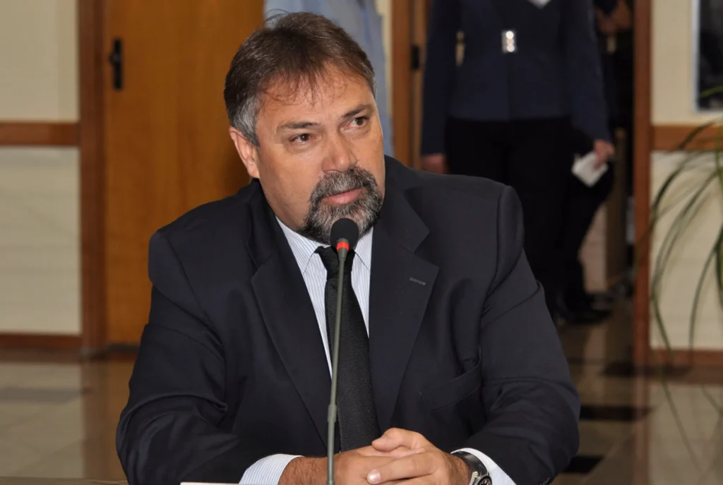 Imagem de destaque para matéria ex-presidente-da-camara-de-curitiba-tenta-novo-mandato-com-21-processos-no-tce