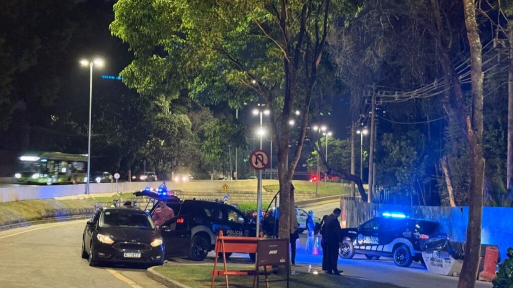 Imagem de destaque para matéria filho-de-moraes-casamento-com-rua-fechada-e-policia-judicial-gera-tensao-em-sp