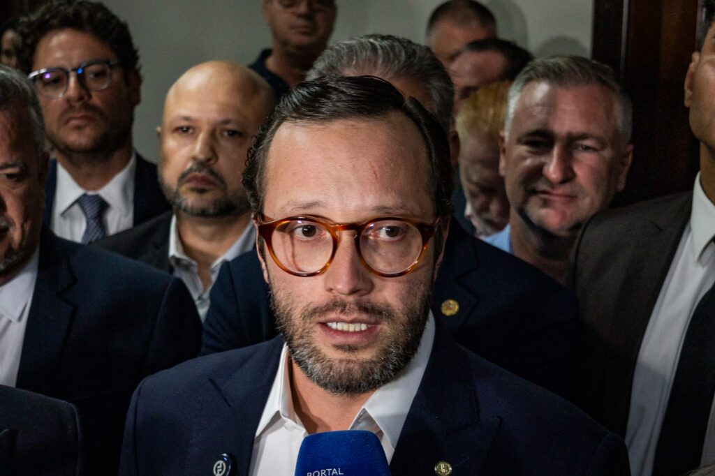 Imagem de destaque para matéria filipe-barros-e-multado-em-r-20-mil-apos-turbinar-ataques-a-gleisi