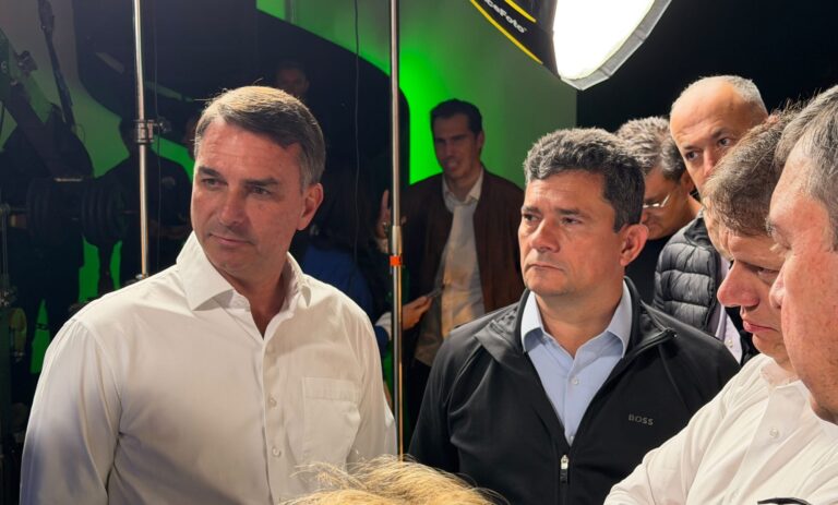 Imagem de destaque para matéria flavio-bolsonaro-pede-votos-para-moro-no-pr-apos-revelacao-de-elo-com-milicia