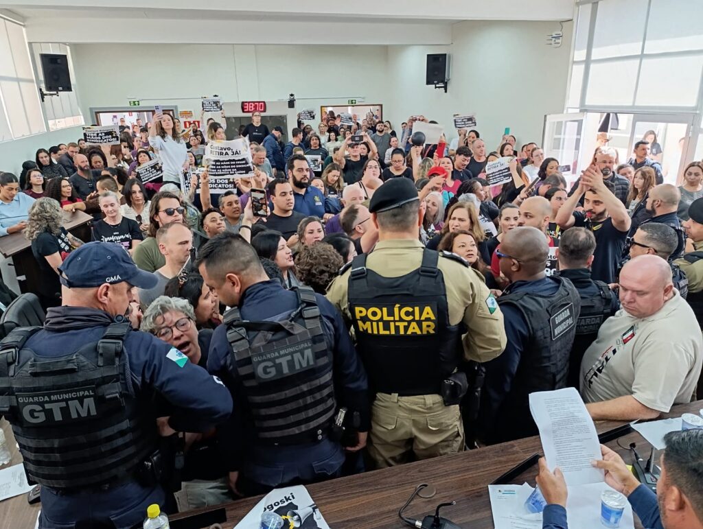 Imagem de destaque para matéria greve-afeta-servicos-em-araucaria-apos-protesto-de-15-mil-servidores