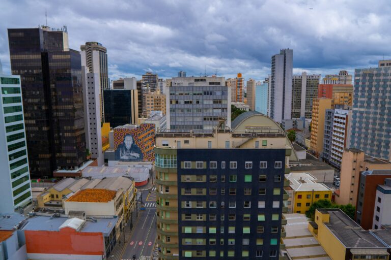 Imagem de destaque para matéria morar-em-curitiba-em-2026-veja-o-peso-do-aluguel-comida-e-onibus-no-bolso