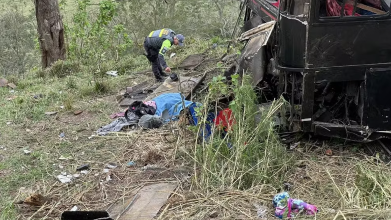 Imagem de destaque para matéria onibus-tomba-em-ribanceira-em-sp-e-deixa-6-mortos-a-caminho-de-aparecida
