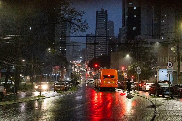 Imagem de destaque para matéria passagem-de-onibus-em-curitiba-veja-valores-confirmados-e-desconto-de-domingo