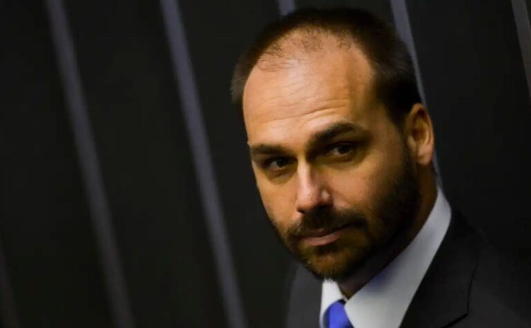 Imagem de destaque para matéria pf-demite-eduardo-bolsonaro-por-abandono-de-cargo-entenda-bastidores