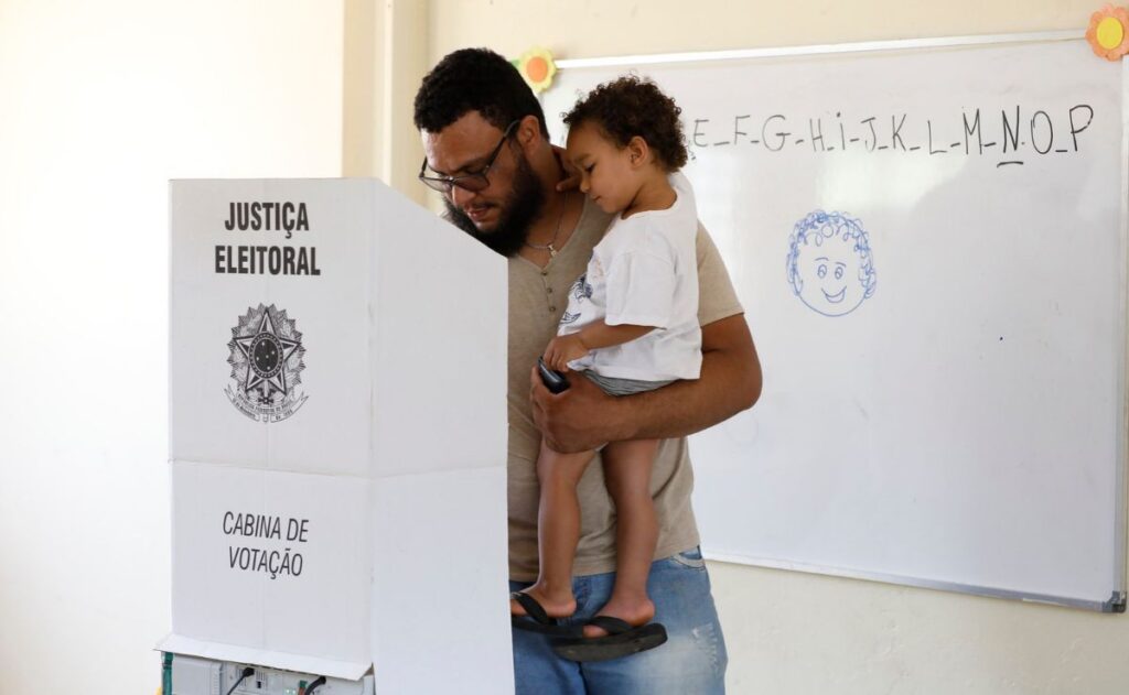 Imagem de destaque para matéria preso-internado-ou-em-viagem-saiba-quem-vota-ou-deve-justificar-em-curitiba