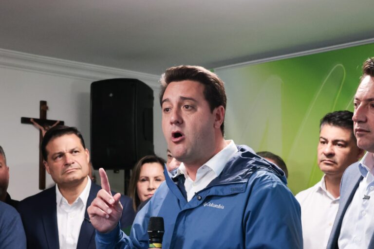 Imagem de destaque para matéria ratinho-jr-trava-com-sandro-alex-e-esbarra-na-maldicao-do-sucessor-no-parana