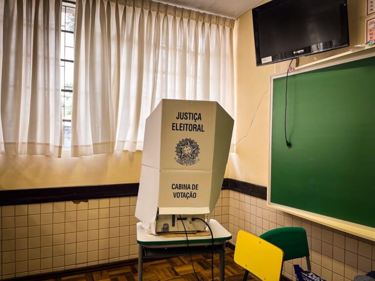 Imagem de destaque para matéria reta-final-no-parana-justica-eleitoral-destrava-registros-e-35-candidatos-desistem