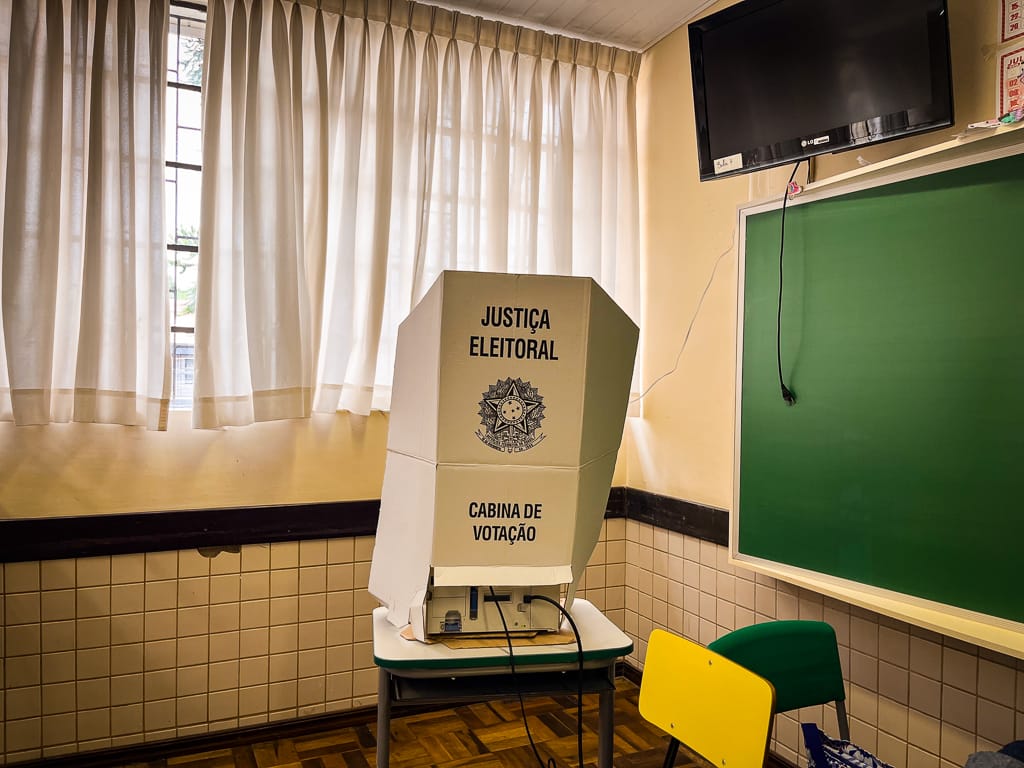 Imagem de destaque para matéria reta-final-no-parana-justica-eleitoral-destrava-registros-e-35-candidatos-desistem