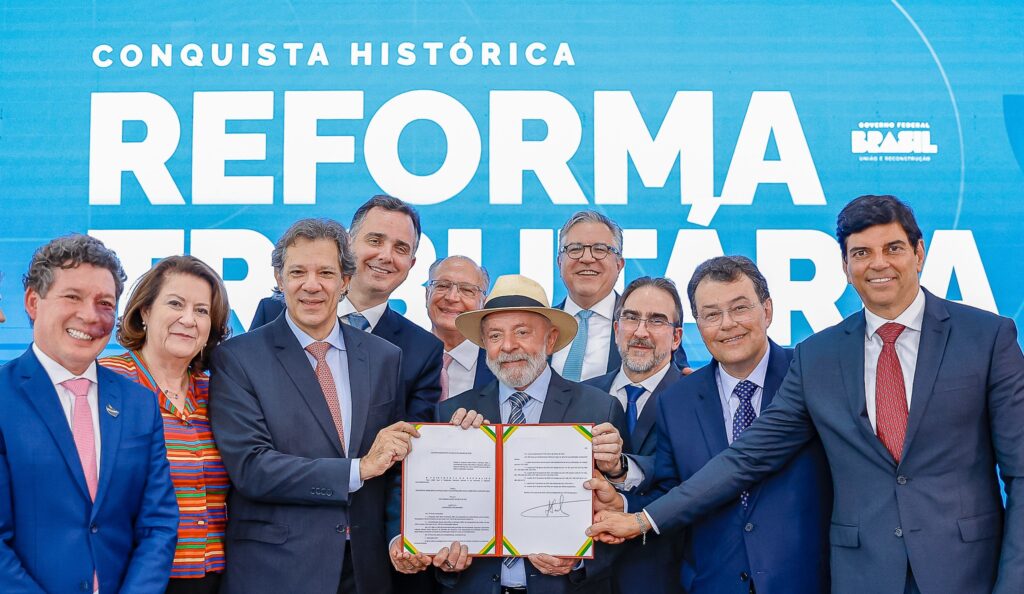 Imagem de destaque para matéria simples-nacional-empresas-tem-ate-o-fim-do-mes-para-escolher-modelo-da-reforma