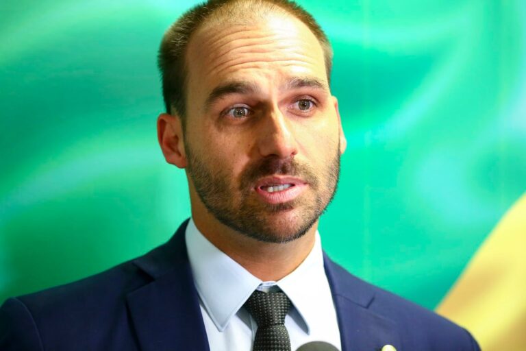 Imagem de destaque para matéria stf-condena-eduardo-bolsonaro-a-1-ano-de-prisao-por-difamar-tabata-amaral