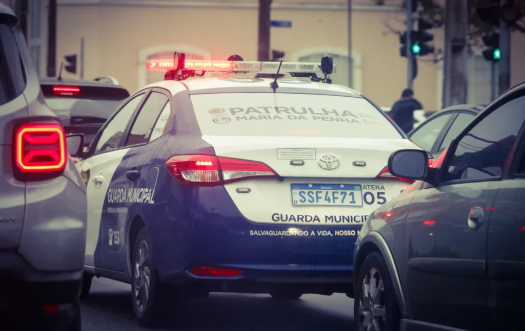 Imagem de destaque para matéria temporal-em-curitiba-derruba-telefones-da-prefeitura-guarda-e-defesa-civil