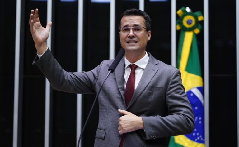 Imagem de destaque para matéria tse-trava-campanha-de-deltan-dallagnol-ao-senado-e-corta-verba