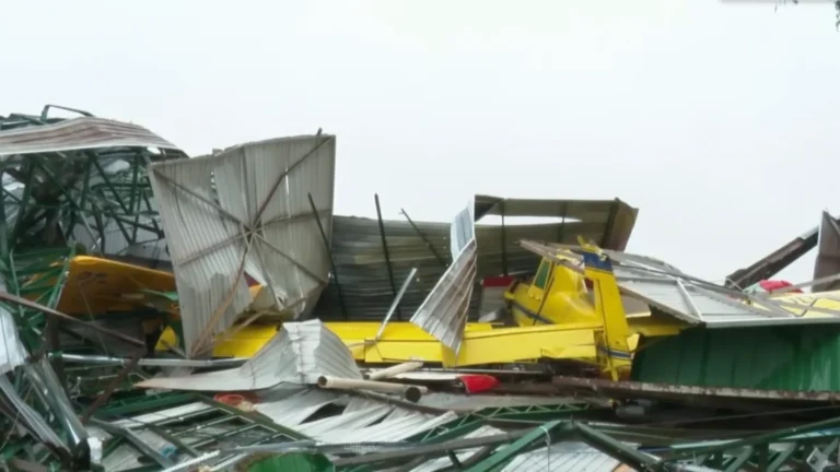 Imagem de destaque para matéria ventos-de-100-kmh-deixam-rastro-de-destruicao-apagao-e-uma-morte-no-parana
