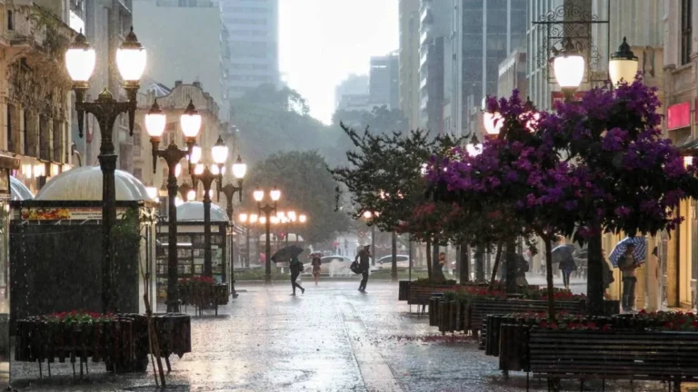 Imagem de destaque para matéria alerta-vermelho-no-parana-frente-fria-e-temporal-mudam-votacao-de-domingo
