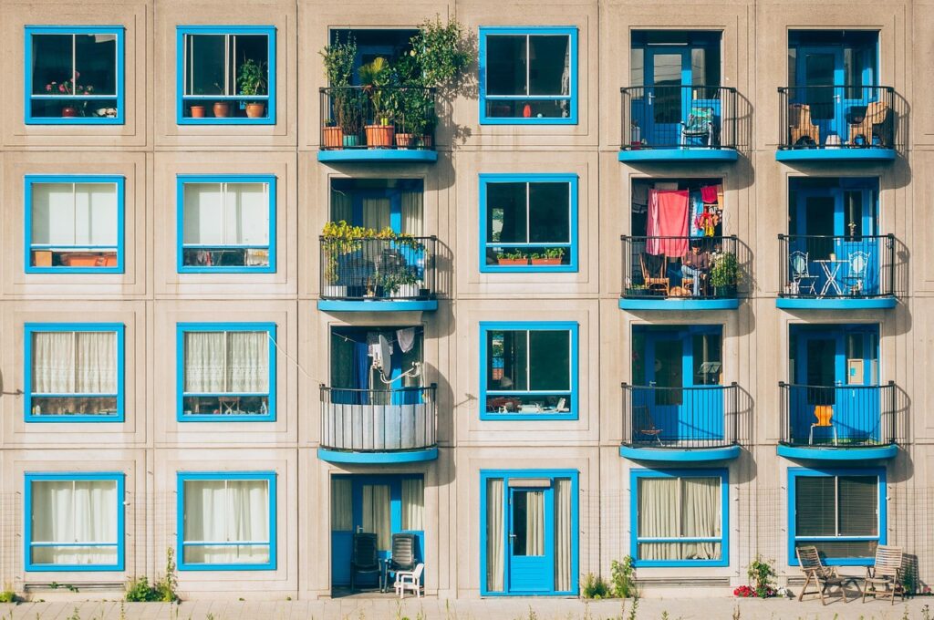 Prédio residencial ilustra a procura por apartamento para alugar em Curitiba