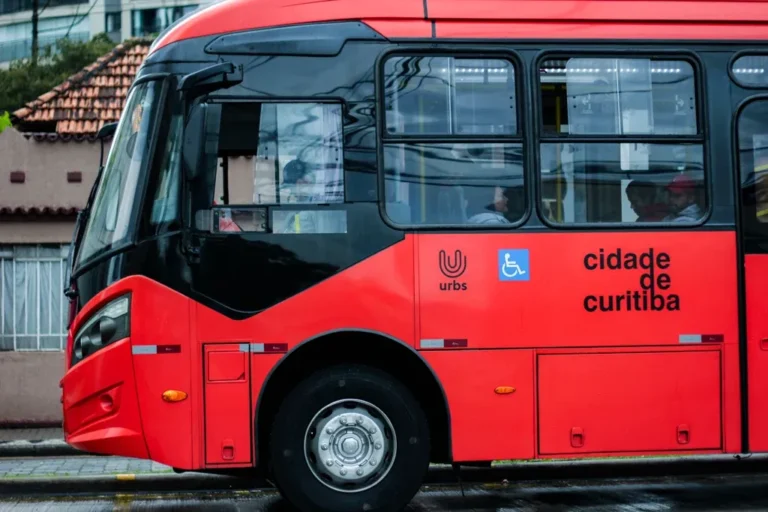 Imagem de destaque para matéria curitiba-libera-catracas-dos-onibus-no-domingo-de-votacao-veja-regras