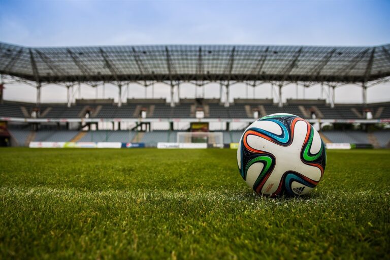 Estádio de futebol à noite ilustra a derrota do Coritiba no Brasileirão