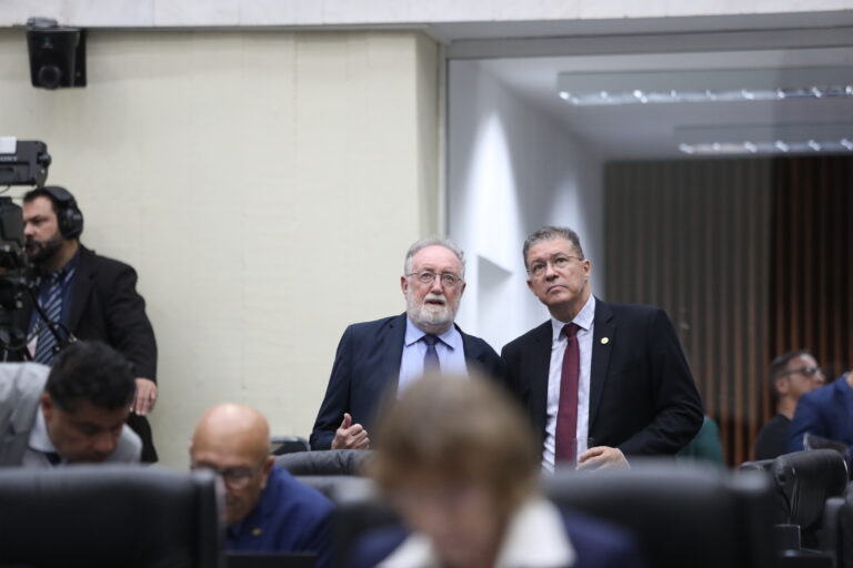 Imagem de destaque para matéria eleicoes-2026-disputa-pela-alep-esquenta-com-raio-x-de-candidaturas-no-parana