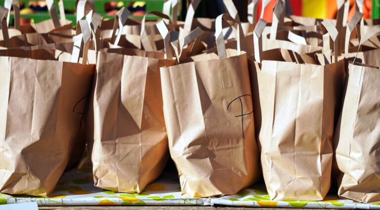 Shopping decorado para o Natal ilustra os empregos temporários em Curitiba