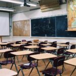 Sala de aula com carteiras vazias, imagem ilustrativa sobre Fátima Gavioli e a educação no Paraná